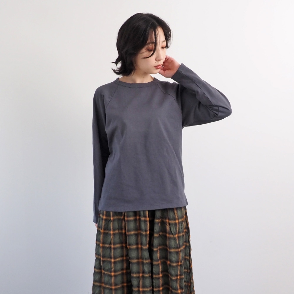 アーミーコットン度詰天竺 ラグランシャツ Tシャツを着た女性の正面