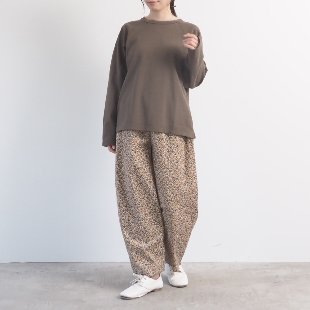アーミーコットン度詰天竺 ラグランシャツ Tシャツを着た女性の全身