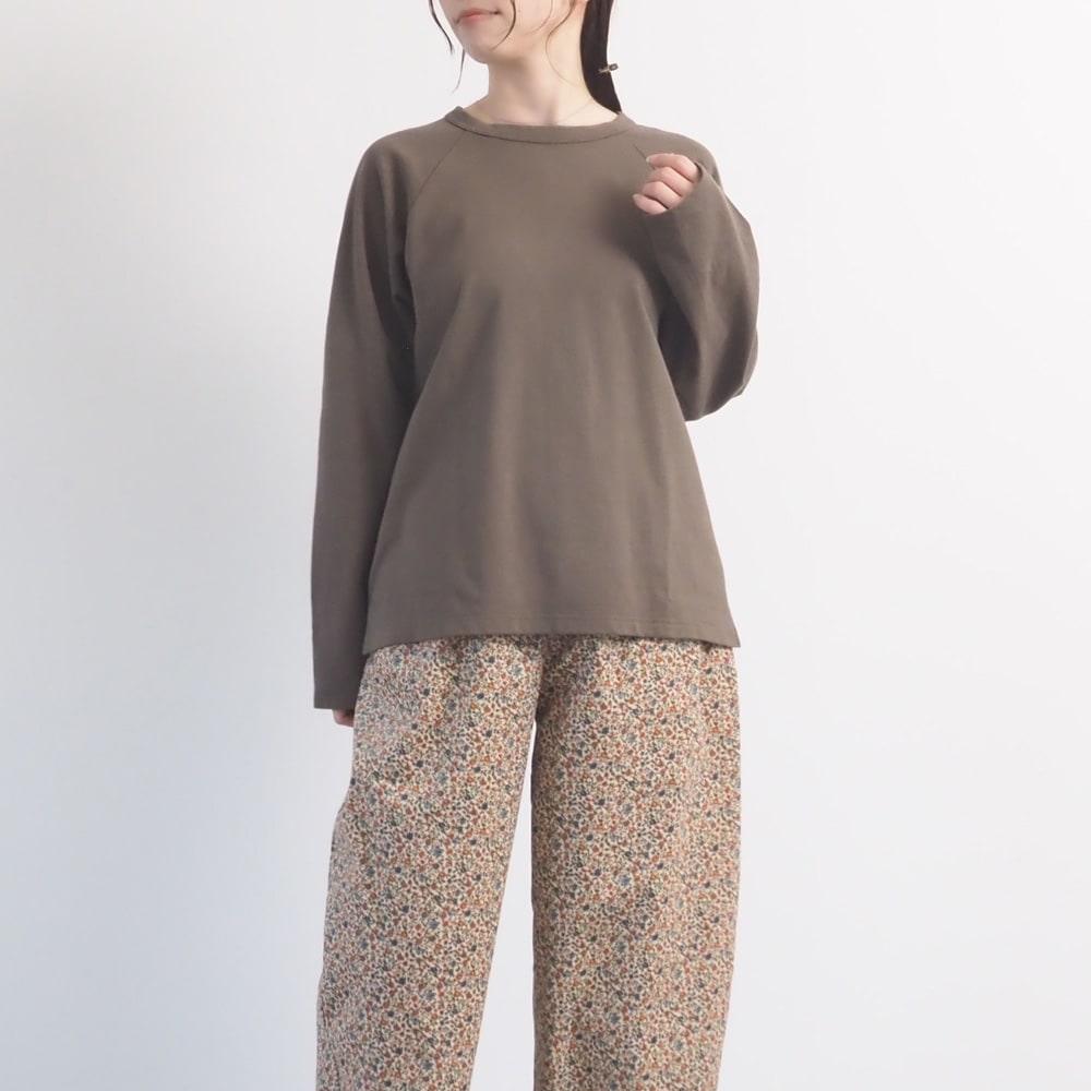 アーミーコットン度詰天竺 ラグランシャツ Tシャツを着た女性の全身