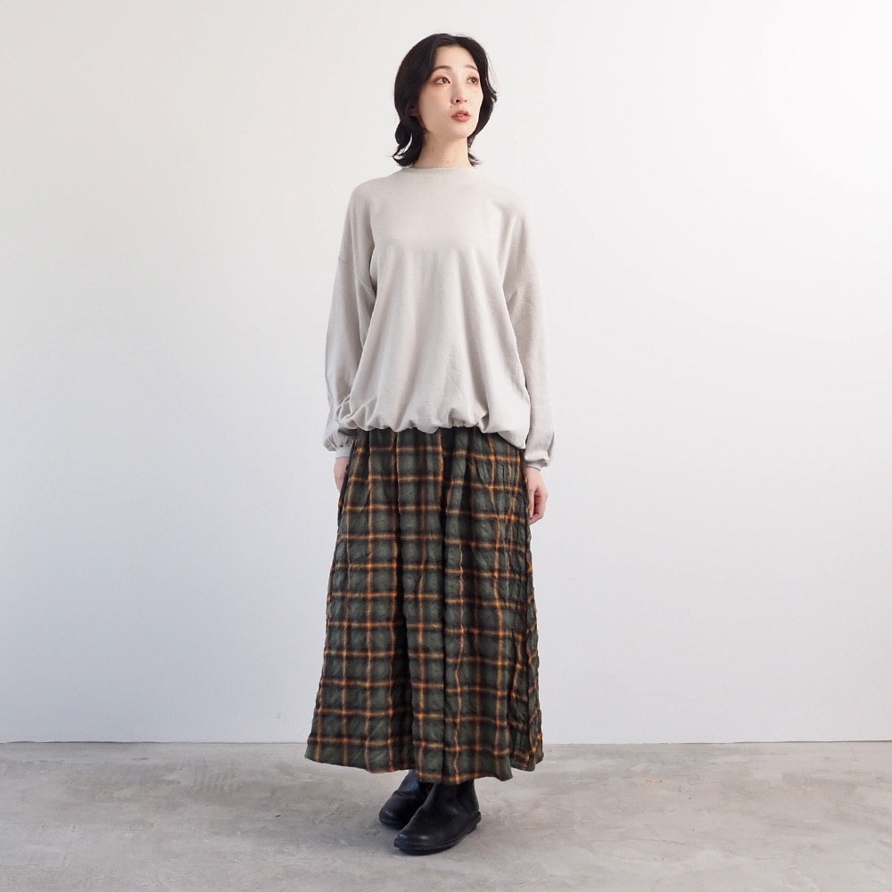 ガーゼ裏毛 ワイドPO　プルオーバーを着た女性の全身