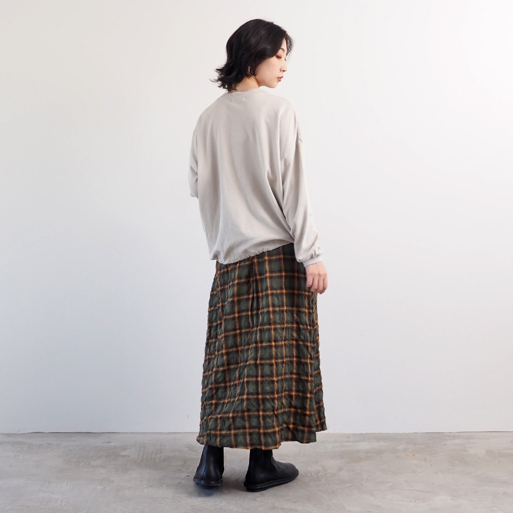 ガーゼ裏毛 ワイドPO　プルオーバーを着た女性の全身