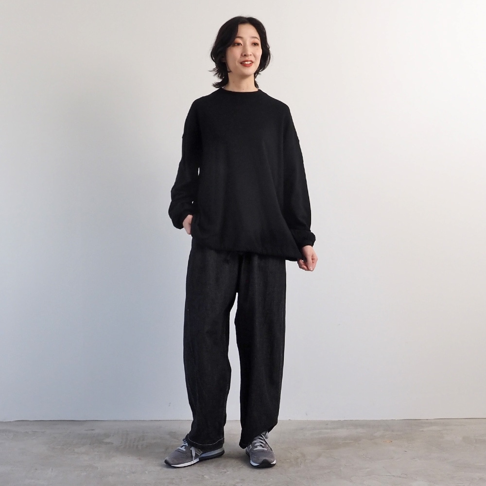 ガーゼ裏毛 ワイドPO　プルオーバーを着た女性の全身