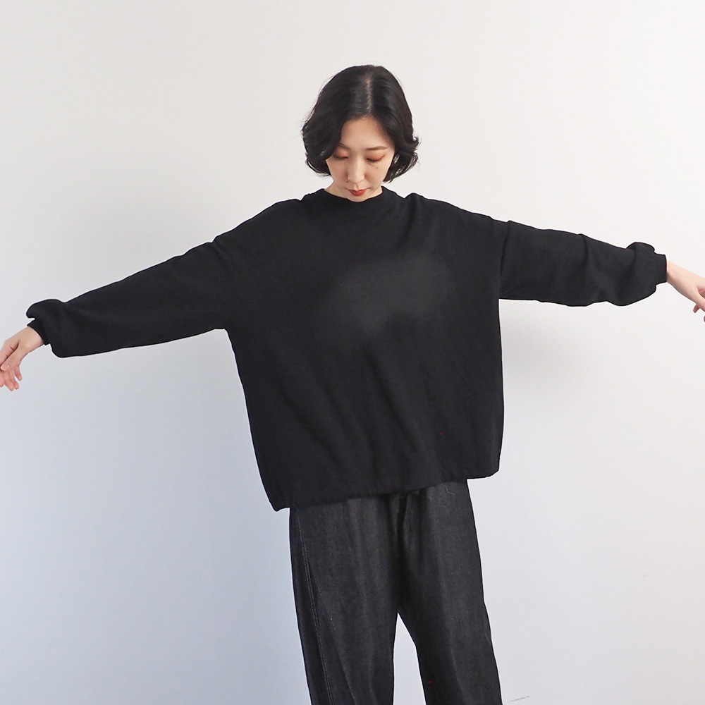 ガーゼ裏毛 ワイドPO　プルオーバーを着た女性の全身