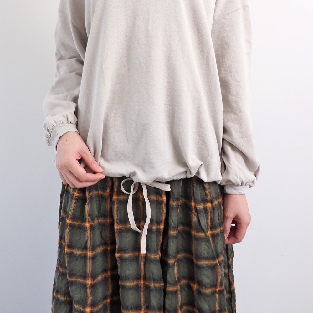 ガーゼ裏毛 ワイドPO　プルオーバーを着た女性の正面