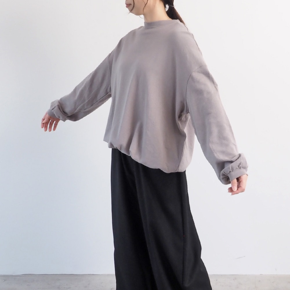 ガーゼ裏毛 ワイドPO　プルオーバーを着た女性の全身