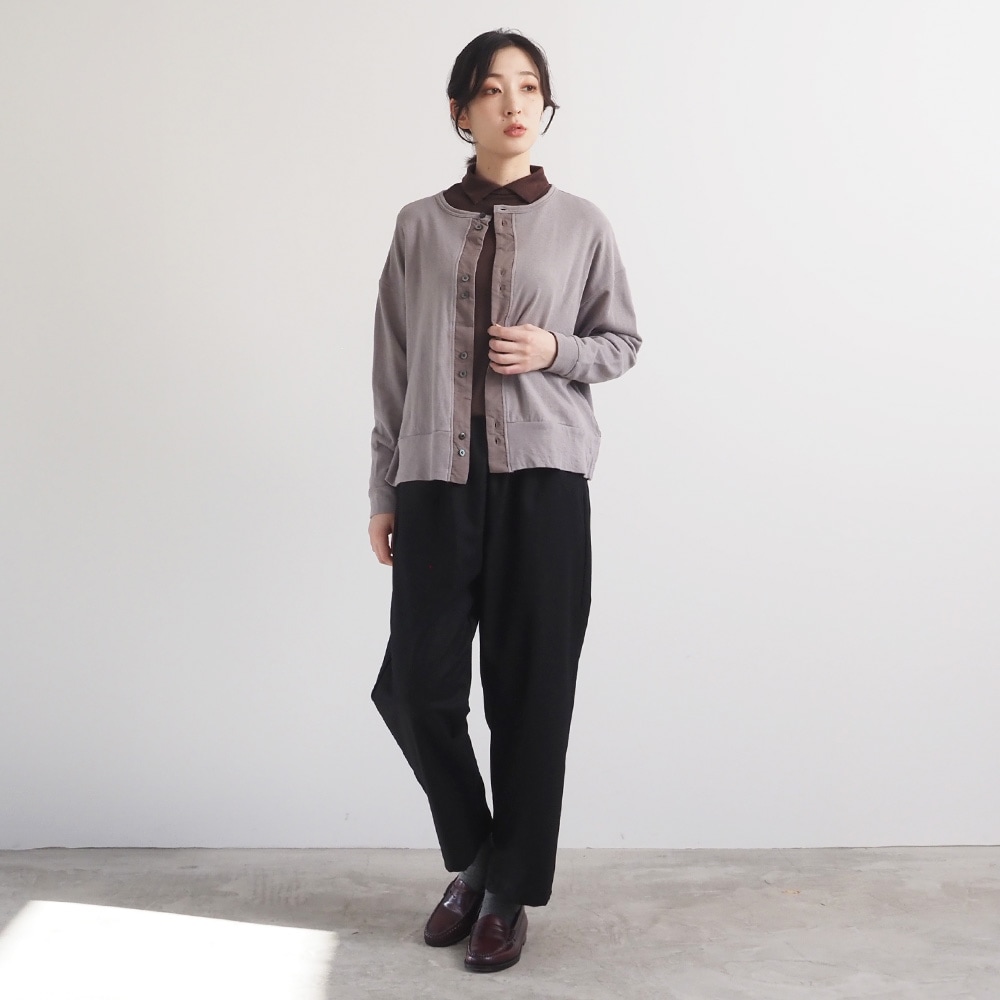 ガーゼ裏毛 クルーネックカーディガン カーディガンを着た女性の全身