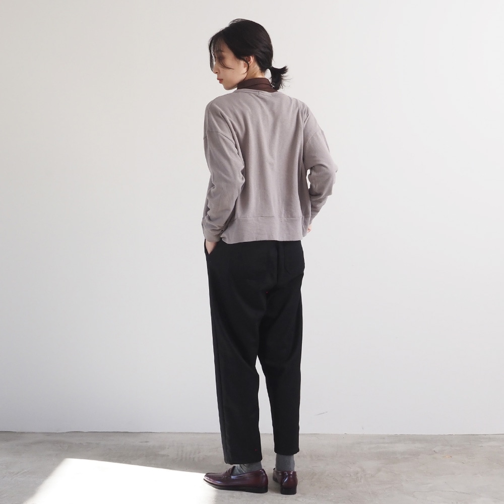 ガーゼ裏毛 クルーネックカーディガン カーディガンを着た女性の全身