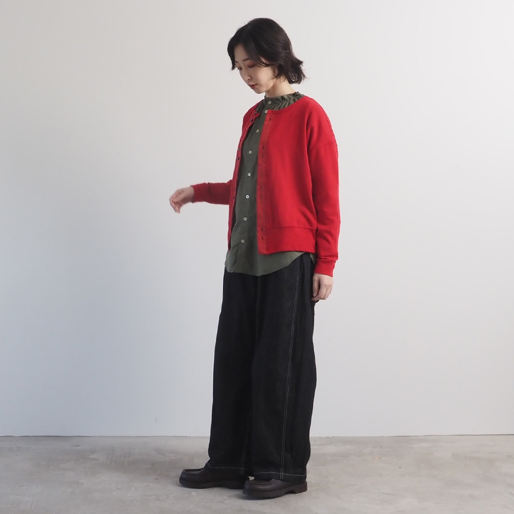 ガーゼ裏毛 クルーネックカーディガン カーディガンを着た女性の全身