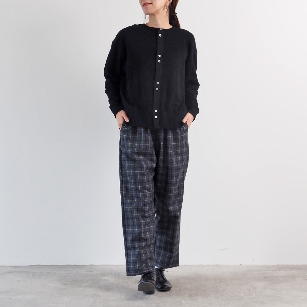 ガーゼ裏毛 クルーネックカーディガン カーディガンを着た女性の全身