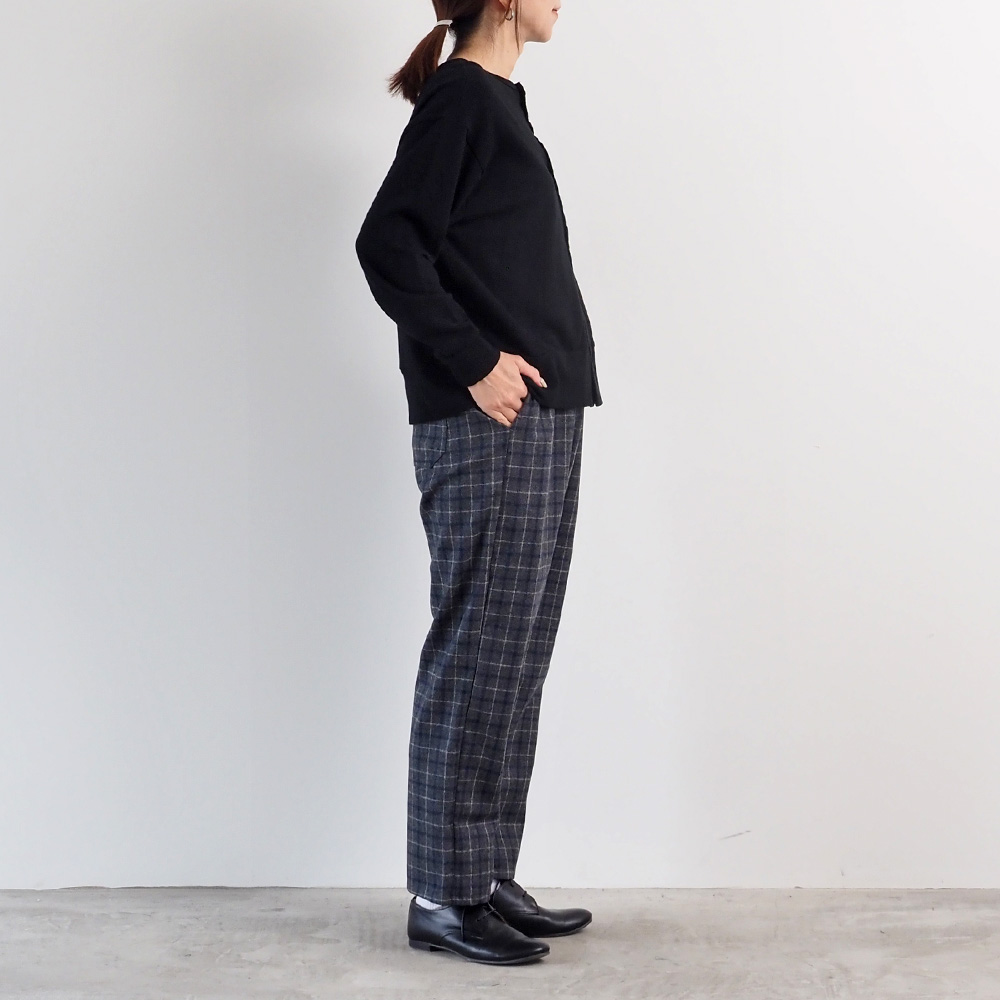 ガーゼ裏毛 クルーネックカーディガン カーディガンを着た女性の全身