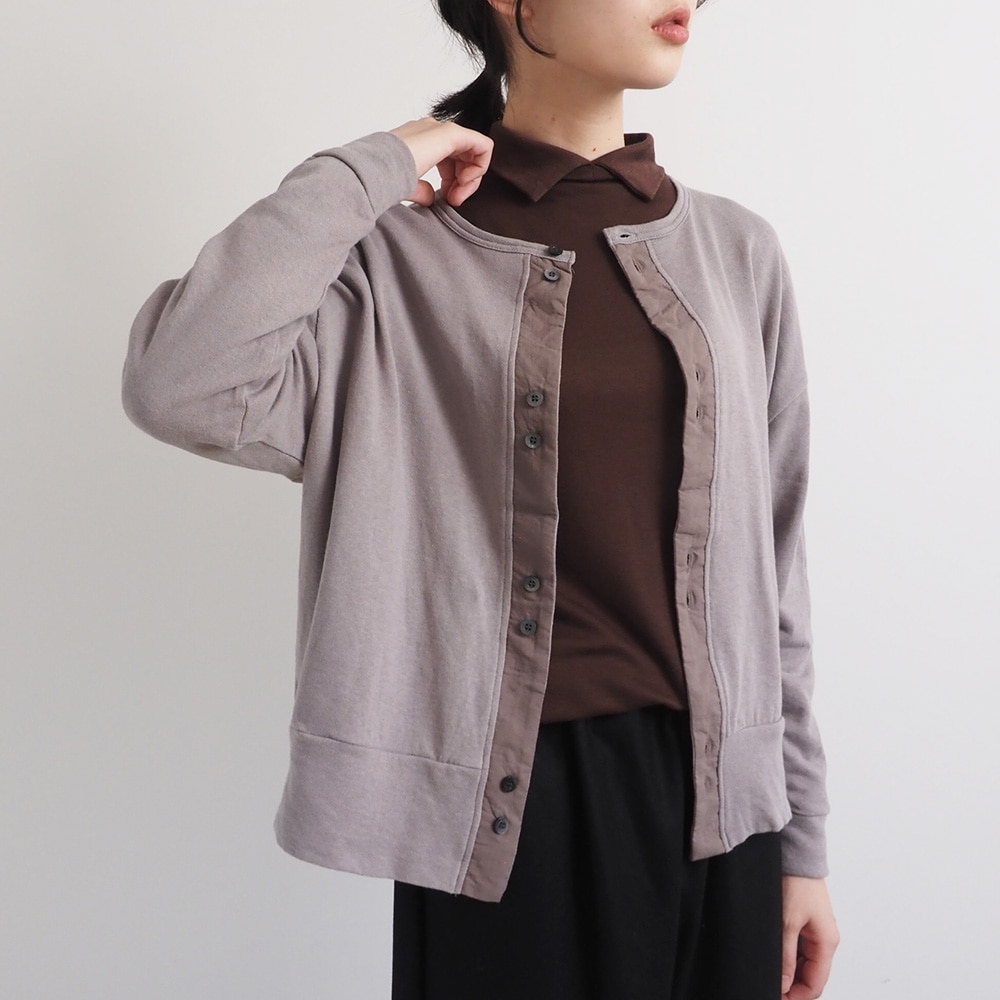 ガーゼ裏毛 クルーネックカーディガン カーディガンを着た女性の正面