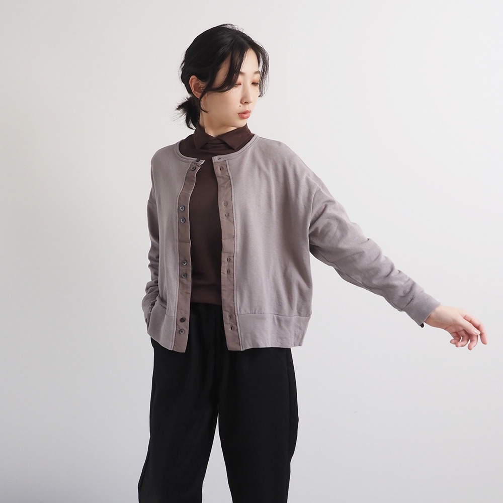 ガーゼ裏毛 クルーネックカーディガン カーディガンを着た女性の正面