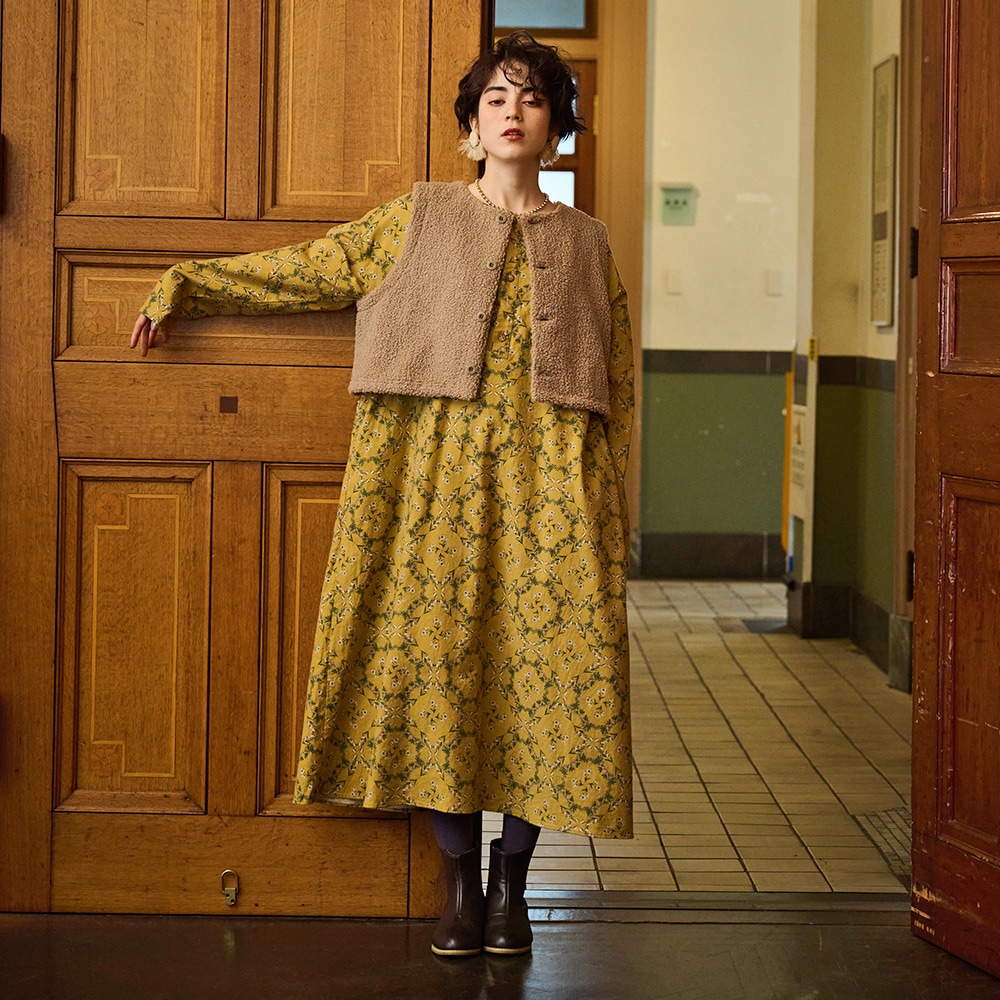 もこもこプードルパイル ショートベスト ベストを着た女性の全身