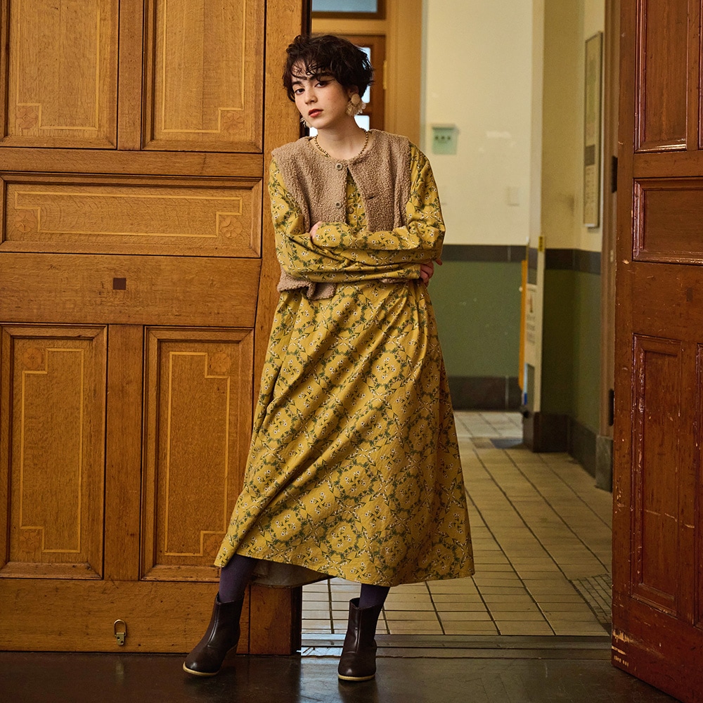 もこもこプードルパイル ショートベスト ベストを着た女性の全身