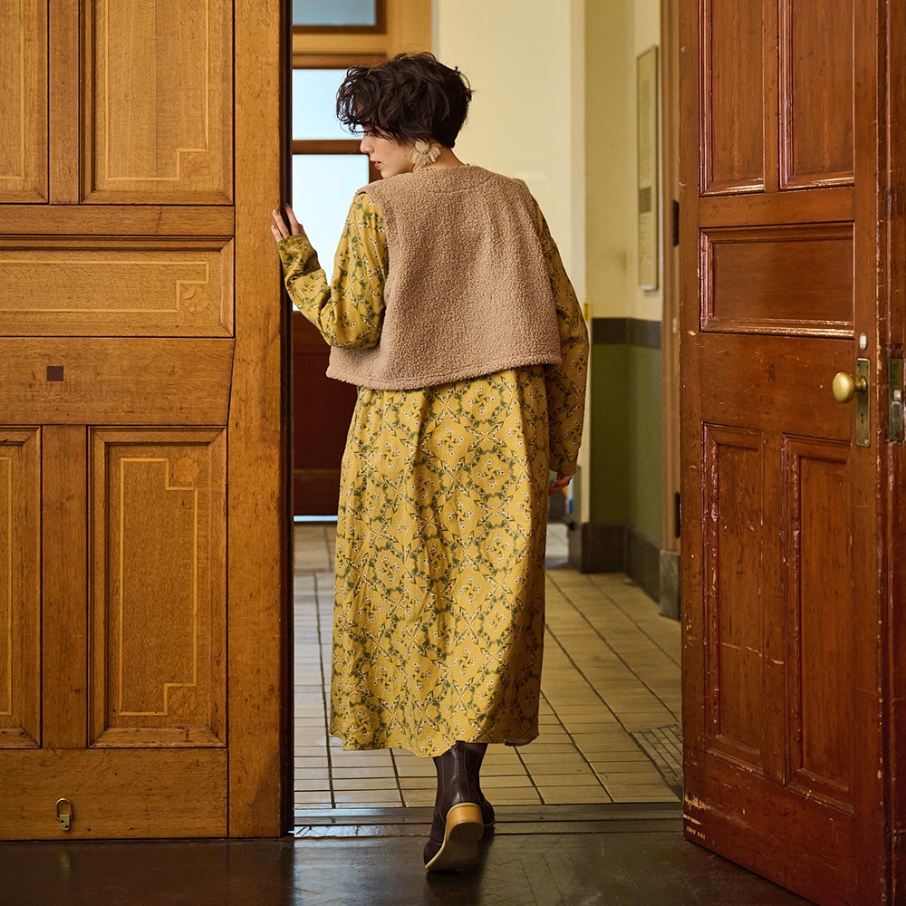 もこもこプードルパイル ショートベスト ベストを着た女性の全身