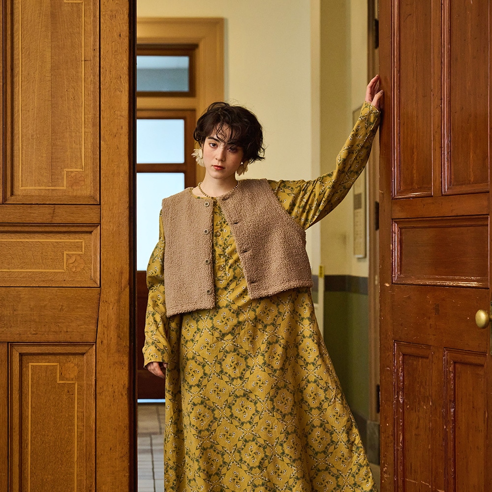 もこもこプードルパイル ショートベスト ベストを着た女性の正面