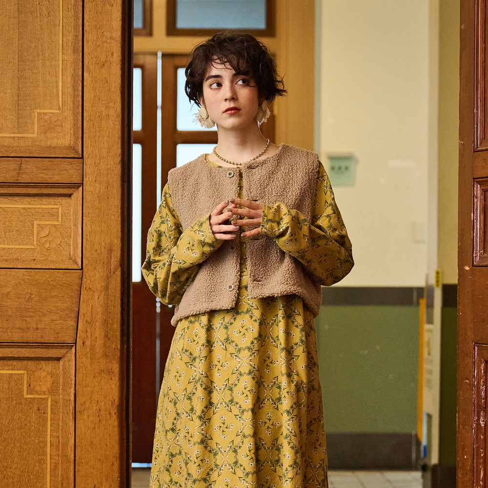 もこもこプードルパイル ショートベスト ベストを着た女性の正面