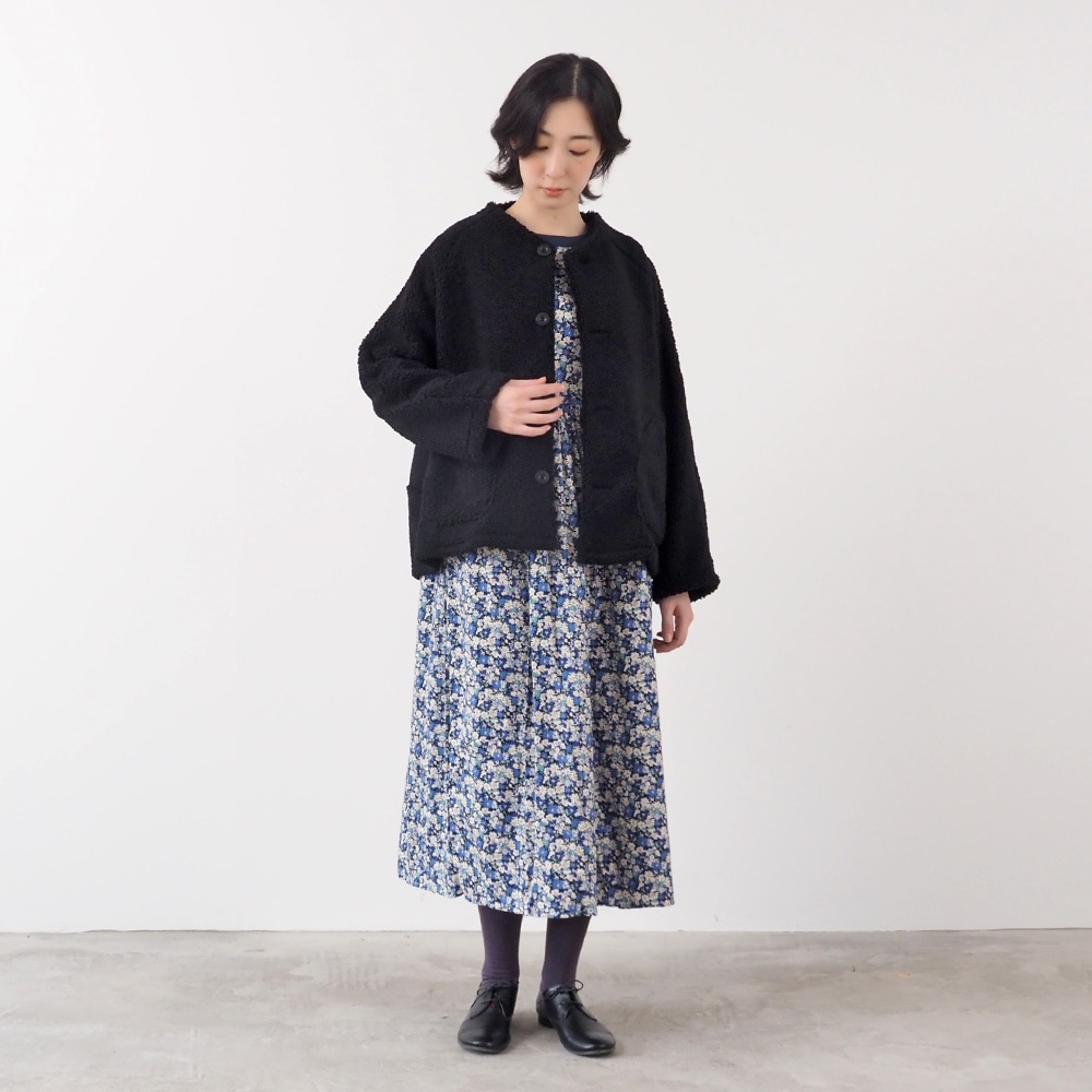 もこもこプードルパイル ラグランジャケット　ジャケットを着た女性の全身