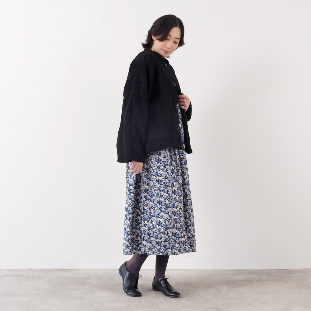 もこもこプードルパイル ラグランジャケット　ジャケットを着た女性の全身