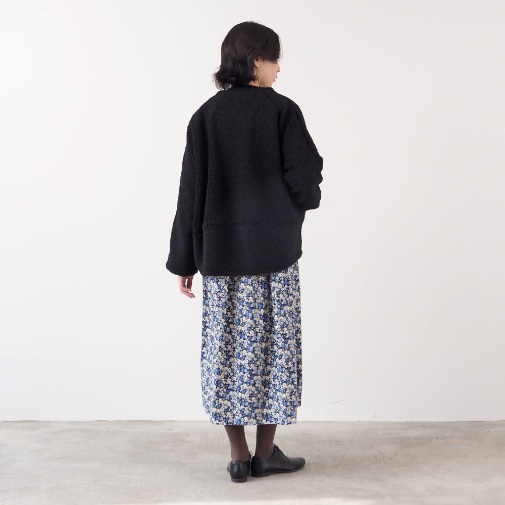 もこもこプードルパイル ラグランジャケット　ジャケットを着た女性の全身