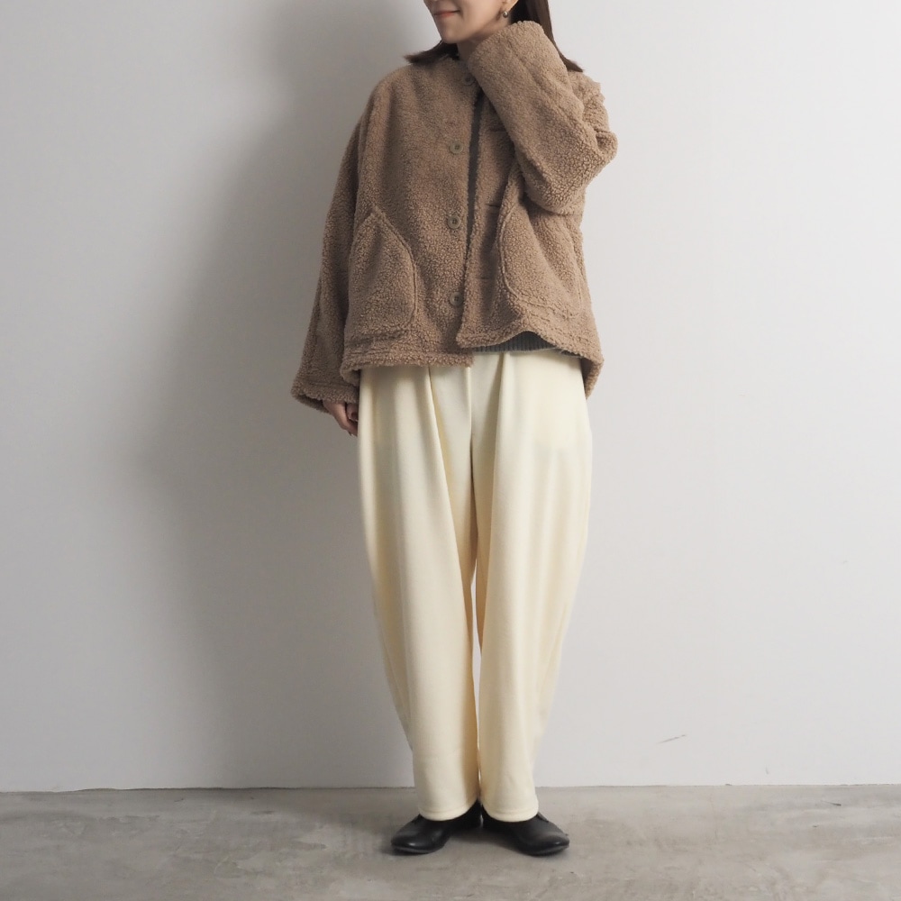 もこもこプードルパイル ラグランジャケット　ジャケットを着た女性の全身