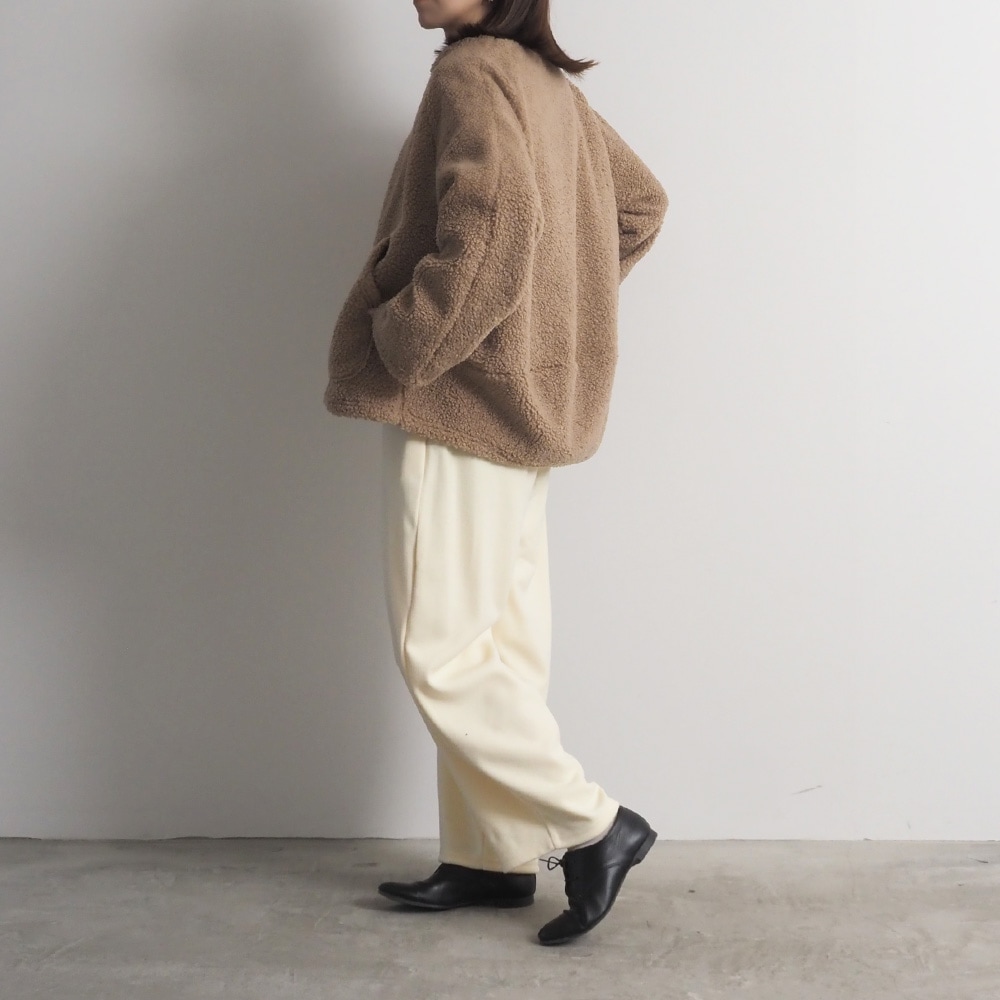 もこもこプードルパイル ラグランジャケット　ジャケットを着た女性の全身