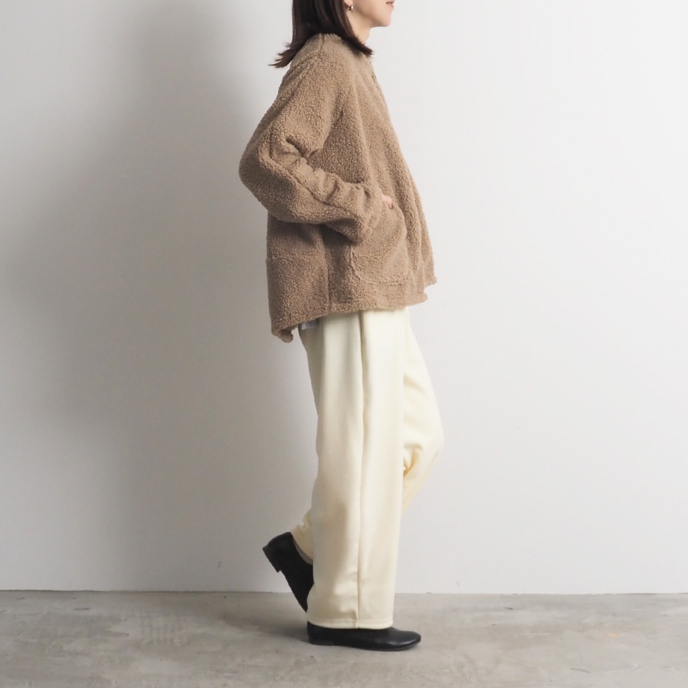 もこもこプードルパイル ラグランジャケット　ジャケットを着た女性の全身