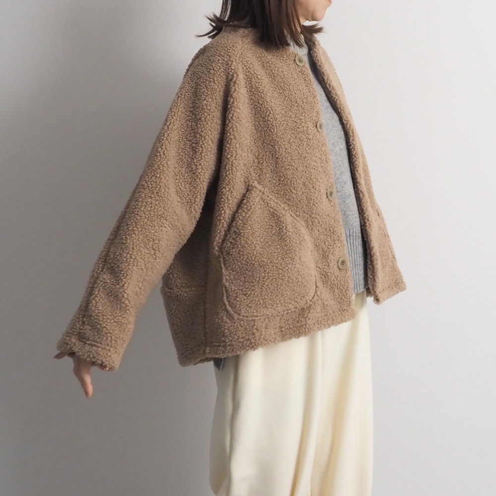 もこもこプードルパイル ラグランジャケット　ジャケットを着た女性の全身