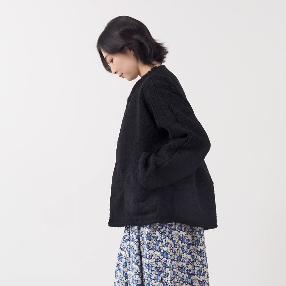 もこもこプードルパイル ラグランジャケット　ジャケットを着た女性の正面