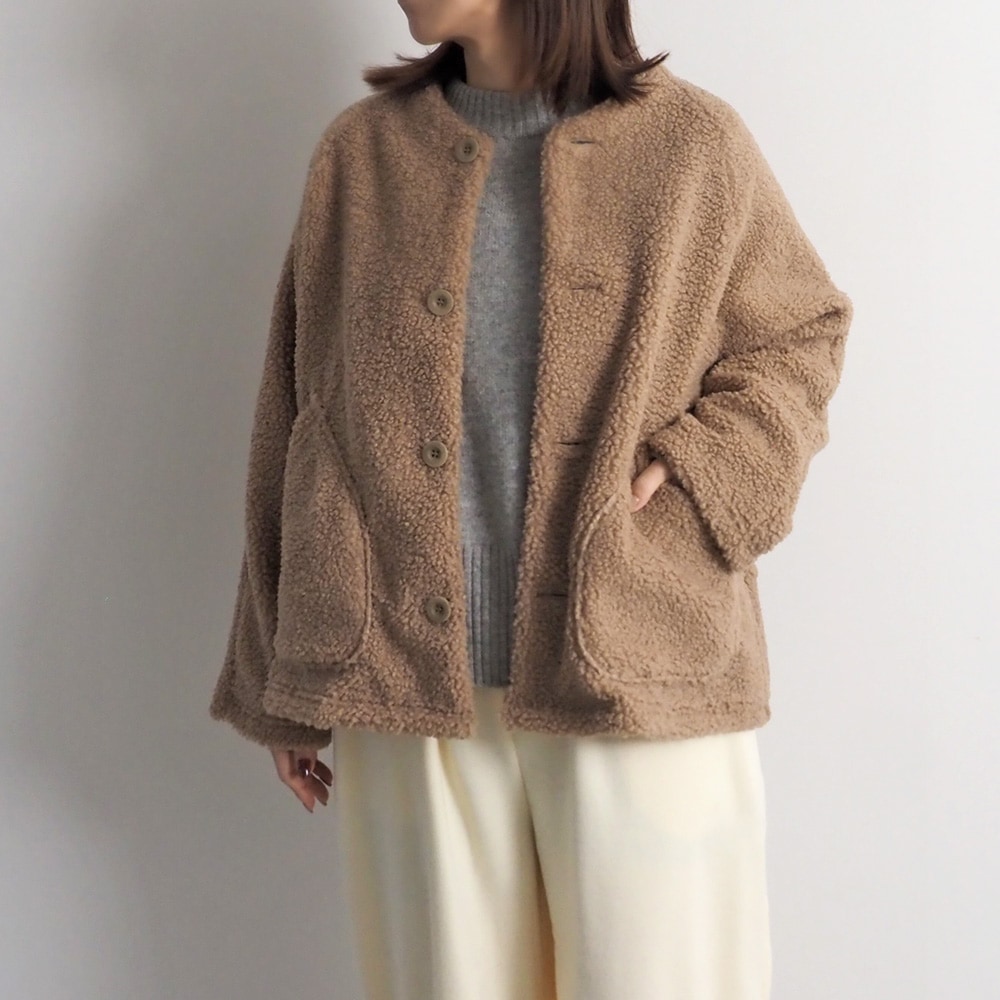 もこもこプードルパイル ラグランジャケット　ジャケットを着た女性の正面