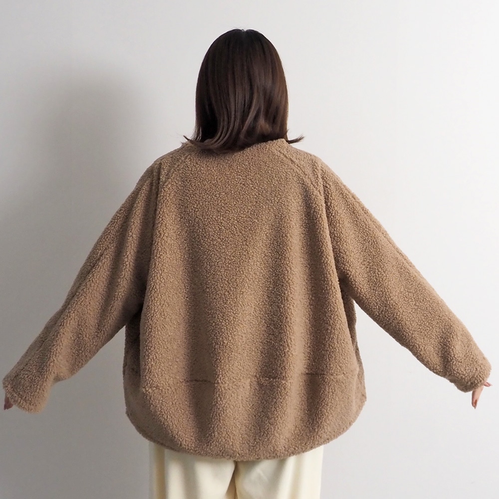 もこもこプードルパイル ラグランジャケット　ジャケットを着た女性の正面