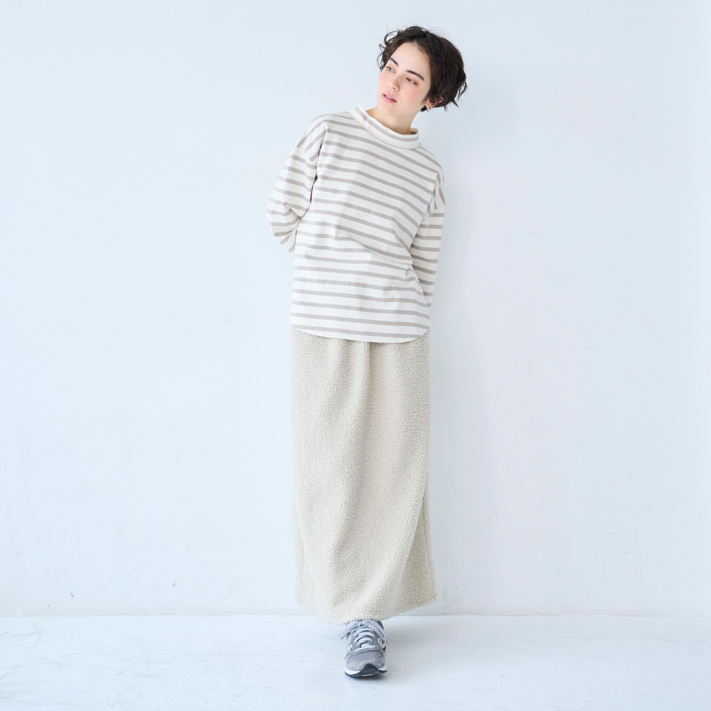 もこもこプードルパイル スカート スカートを着た女性の全身