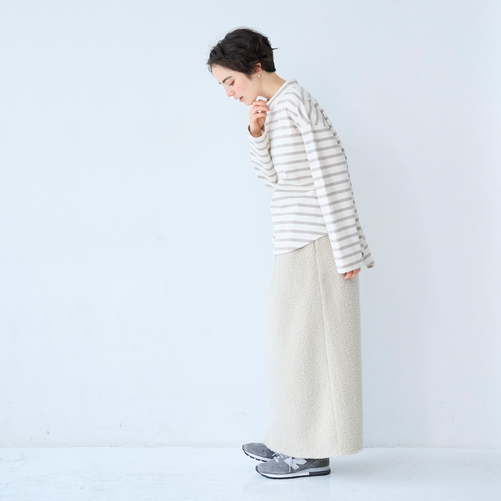 もこもこプードルパイル スカート スカートを着た女性の全身