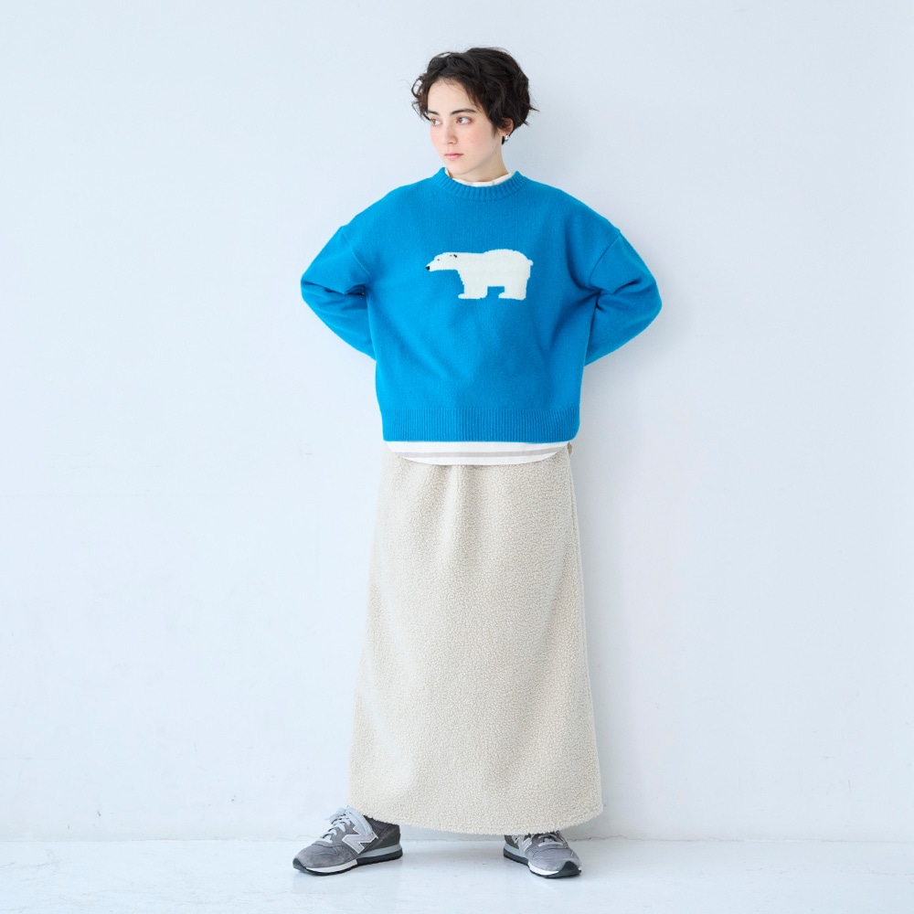 もこもこプードルパイル スカート スカートを着た女性の全身