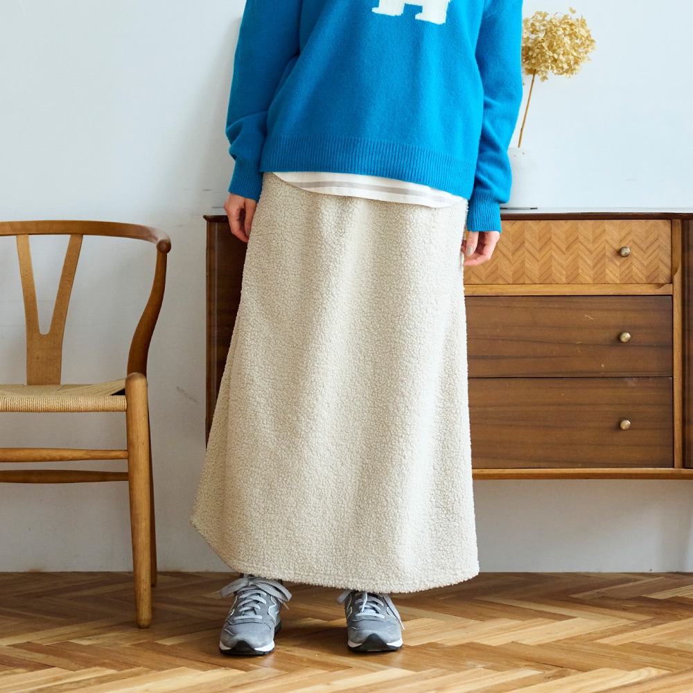 もこもこプードルパイル スカート スカートを着た女性の正面