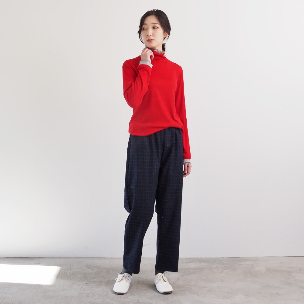 リヨセルハーフミラノリブ レイヤードタートル タートルを着た女性の全身