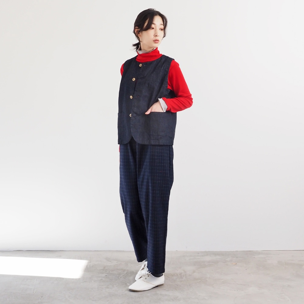 リヨセルハーフミラノリブ レイヤードタートル タートルを着た女性の全身