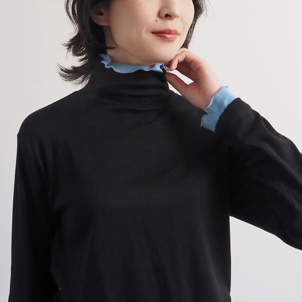 リヨセルハーフミラノリブ レイヤードタートル タートルを着た女性の正面