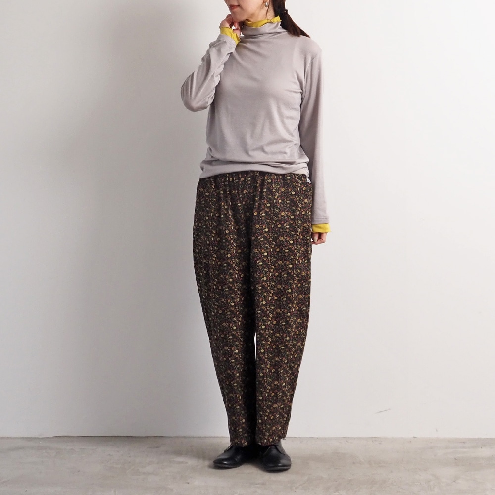 リヨセルハーフミラノリブ レイヤードタートル タートルを着た女性の全身