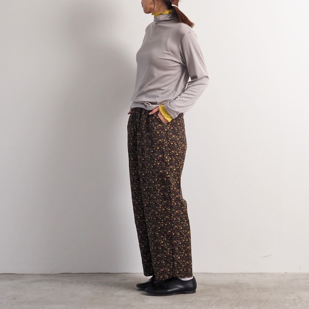 リヨセルハーフミラノリブ レイヤードタートル タートルを着た女性の全身