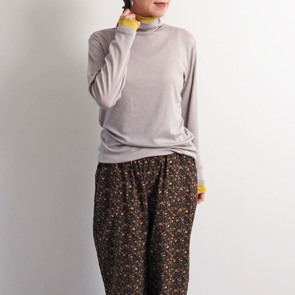 リヨセルハーフミラノリブ レイヤードタートル タートルを着た女性の全身