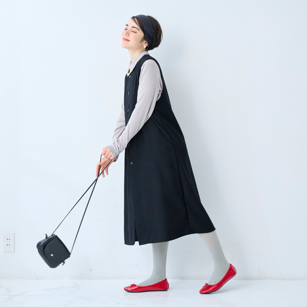 リヨセルハーフミラノリブ 衿付きPO(2WAY)　プルオーバーを着た女性の全身