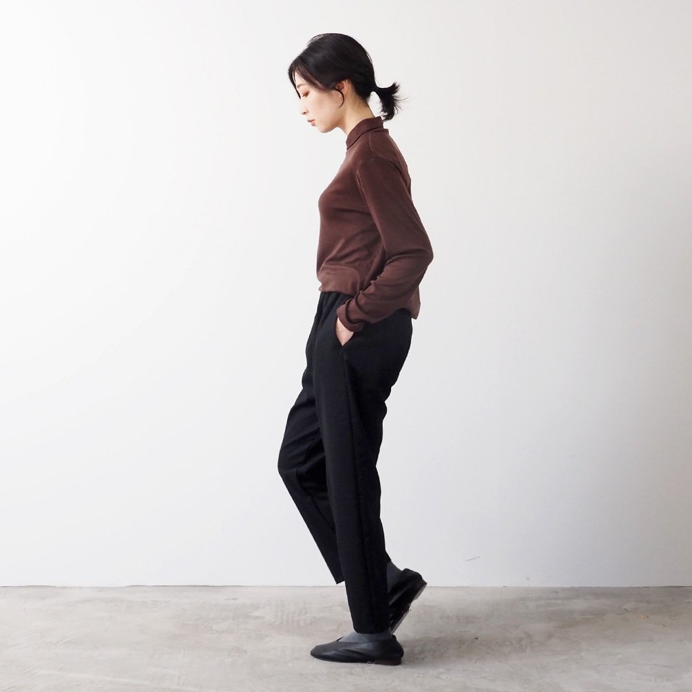 リヨセルハーフミラノリブ 衿付きPO(2WAY)　プルオーバーを着た女性の全身