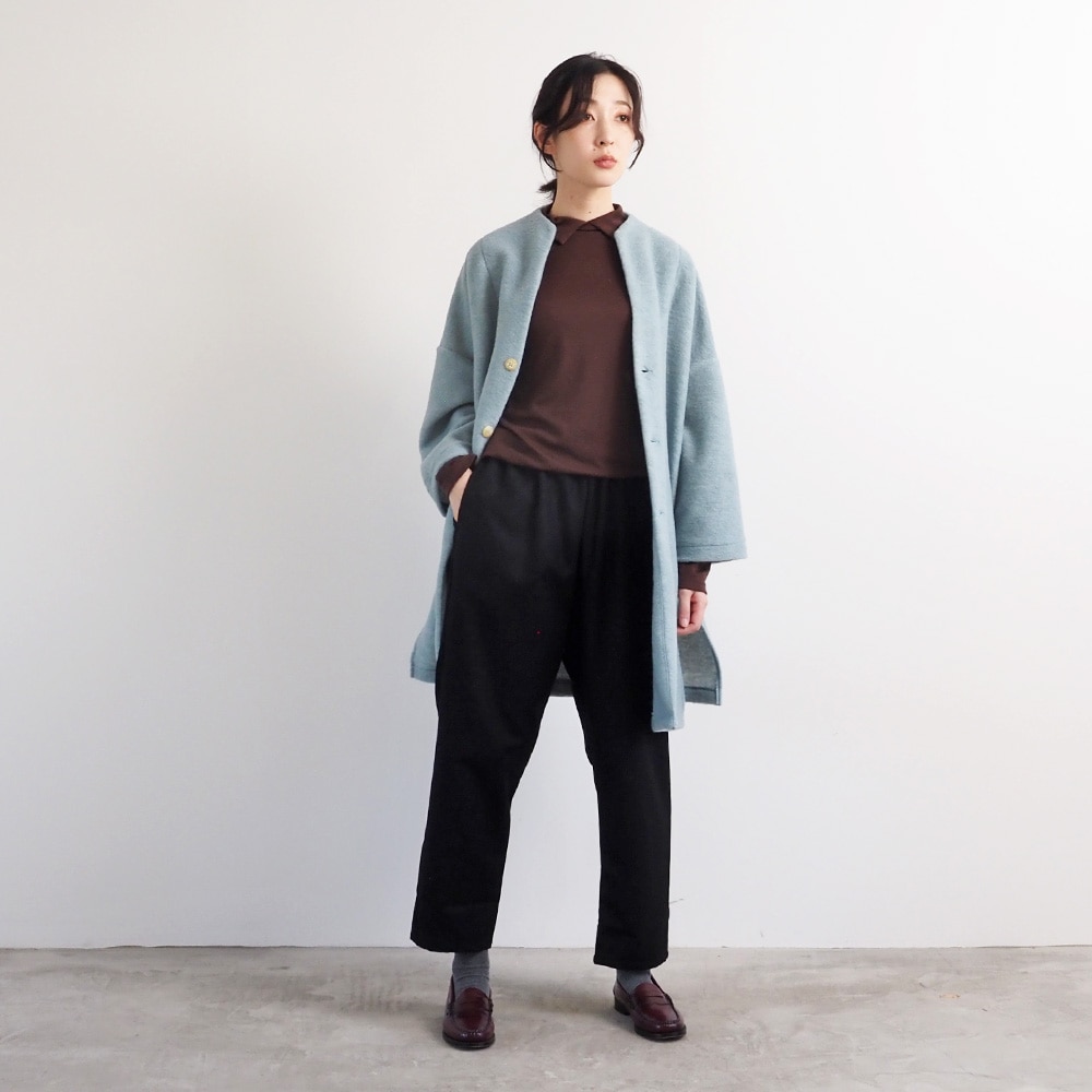 リヨセルハーフミラノリブ 衿付きPO(2WAY)　プルオーバーを着た女性の全身