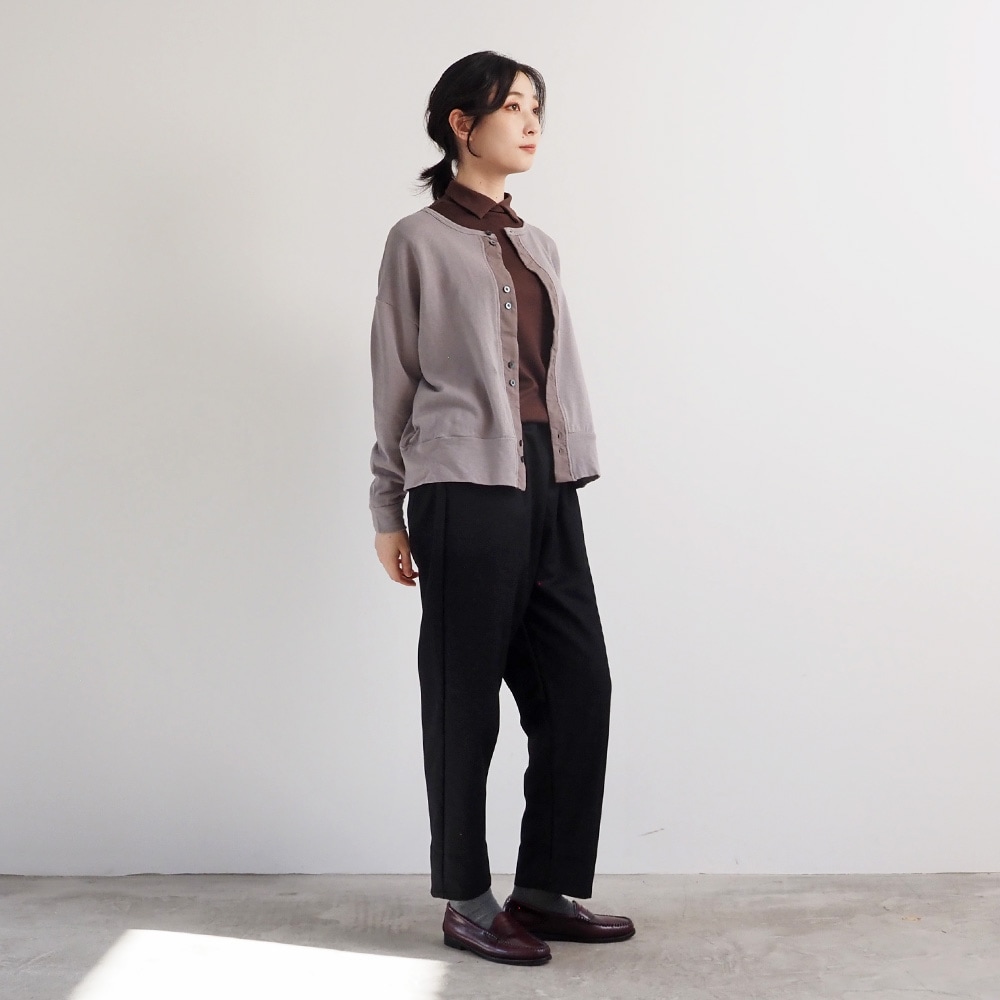 リヨセルハーフミラノリブ 衿付きPO(2WAY)　プルオーバーを着た女性の全身