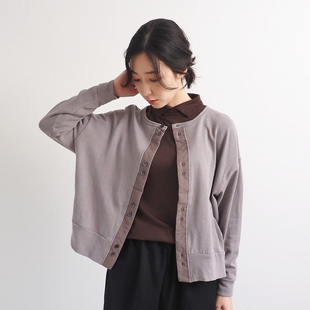 リヨセルハーフミラノリブ 衿付きPO(2WAY)　プルオーバーを着た女性の全身