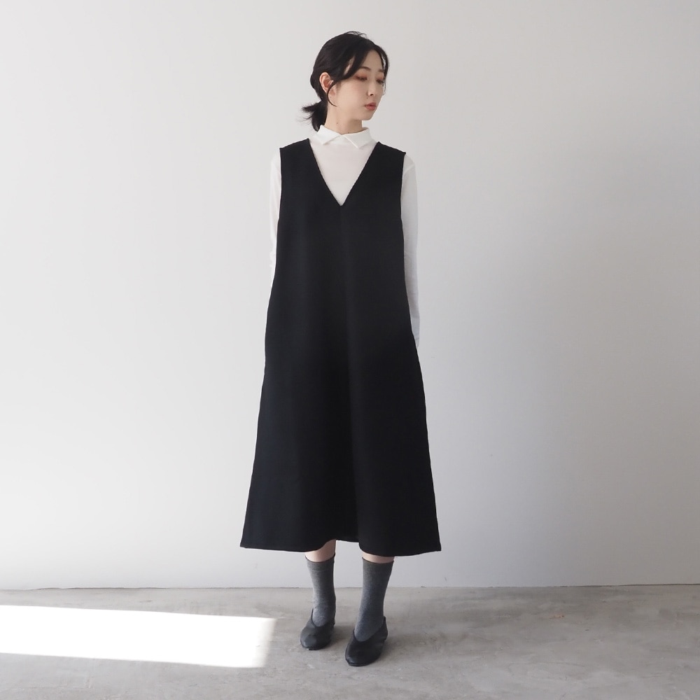 リヨセルハーフミラノリブ 衿付きPO(2WAY)　プルオーバーを着た女性の全身