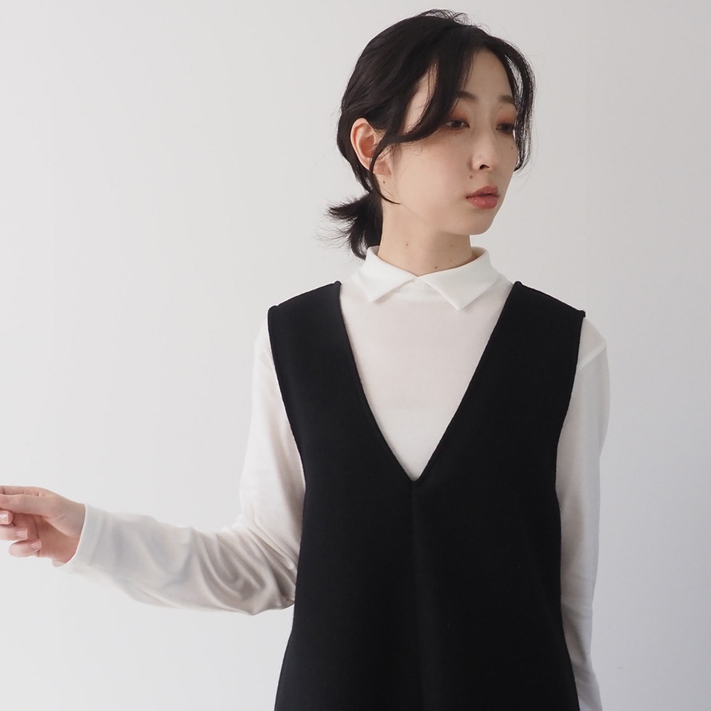 リヨセルハーフミラノリブ 衿付きPO(2WAY)　プルオーバーを着た女性の全身