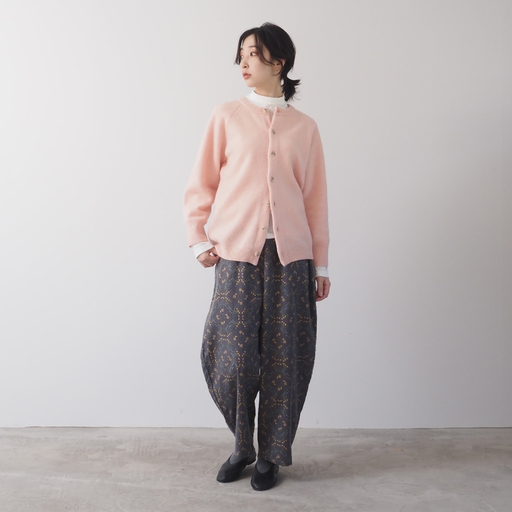 リヨセルハーフミラノリブ 衿付きPO(2WAY)　プルオーバーを着た女性の全身