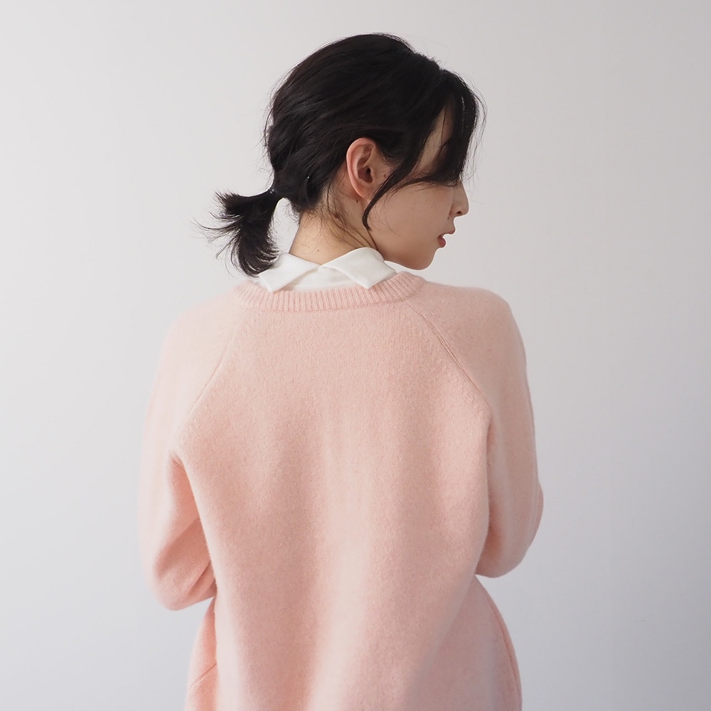 リヨセルハーフミラノリブ 衿付きPO(2WAY)　プルオーバーを着た女性の全身